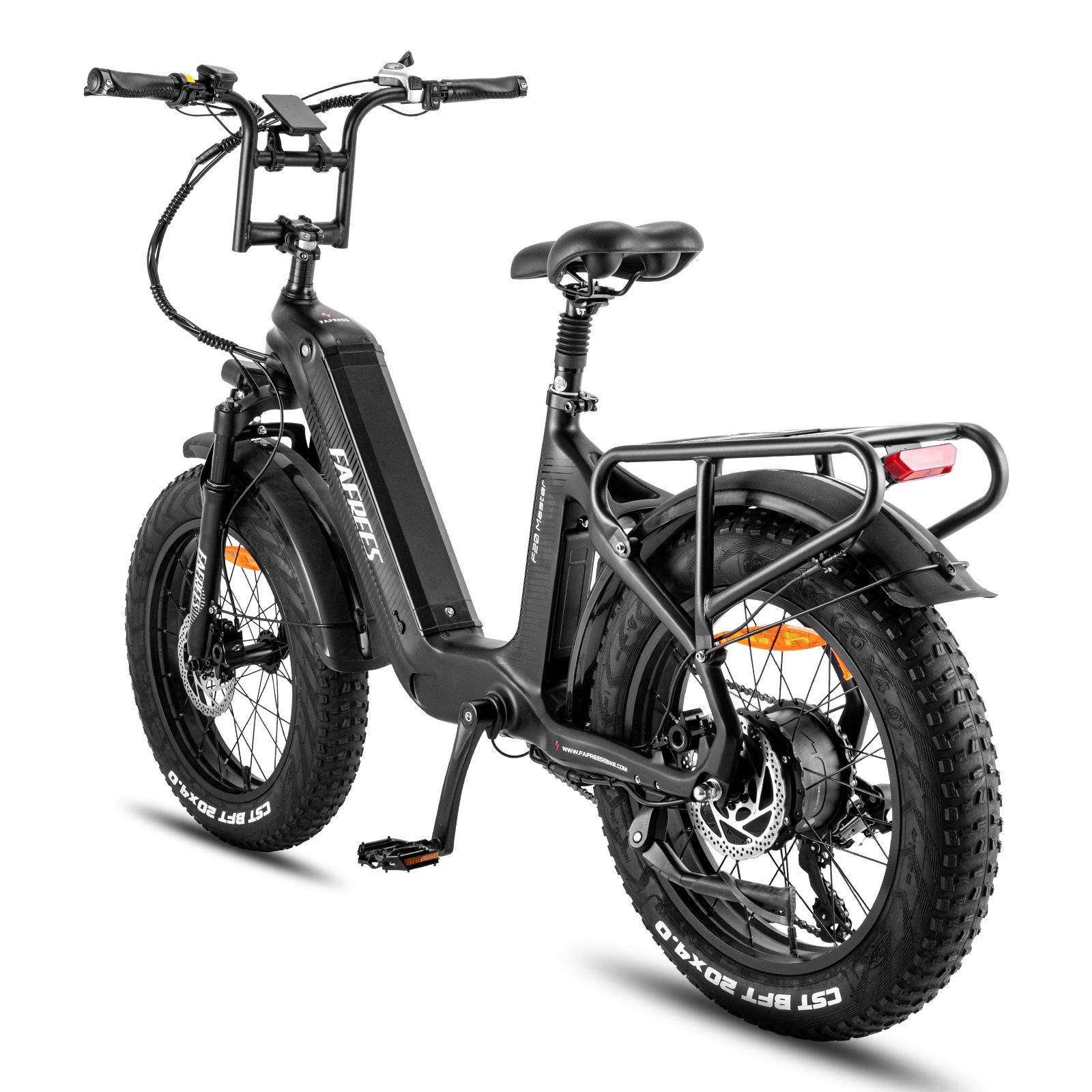 Zwarte e-bike met brede banden, bagagerek en FAFREES-logo. Achteraanzicht.