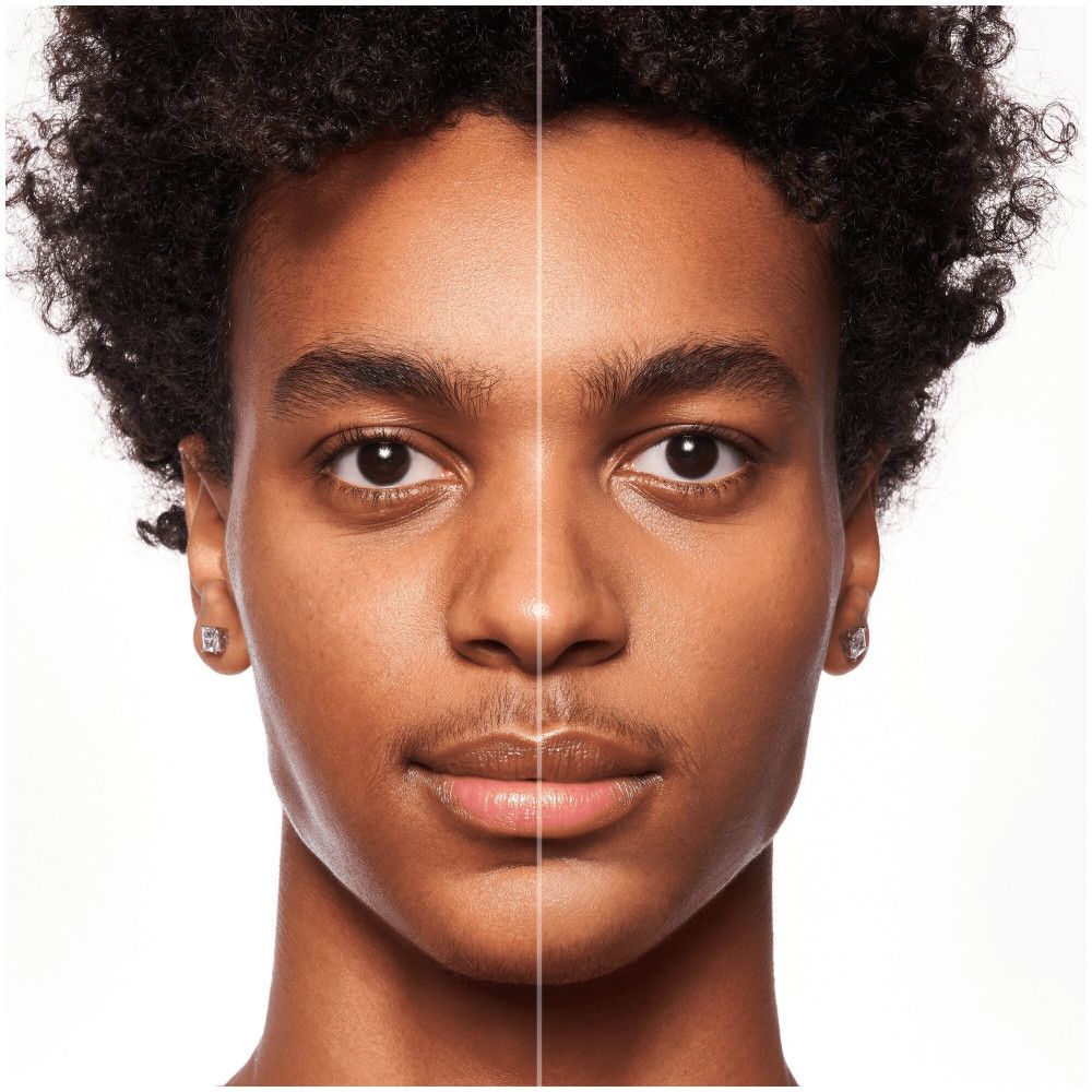 Visage d'homme divisé. Un côté sans, un côté avec fond de teint Essence Skin Tint.