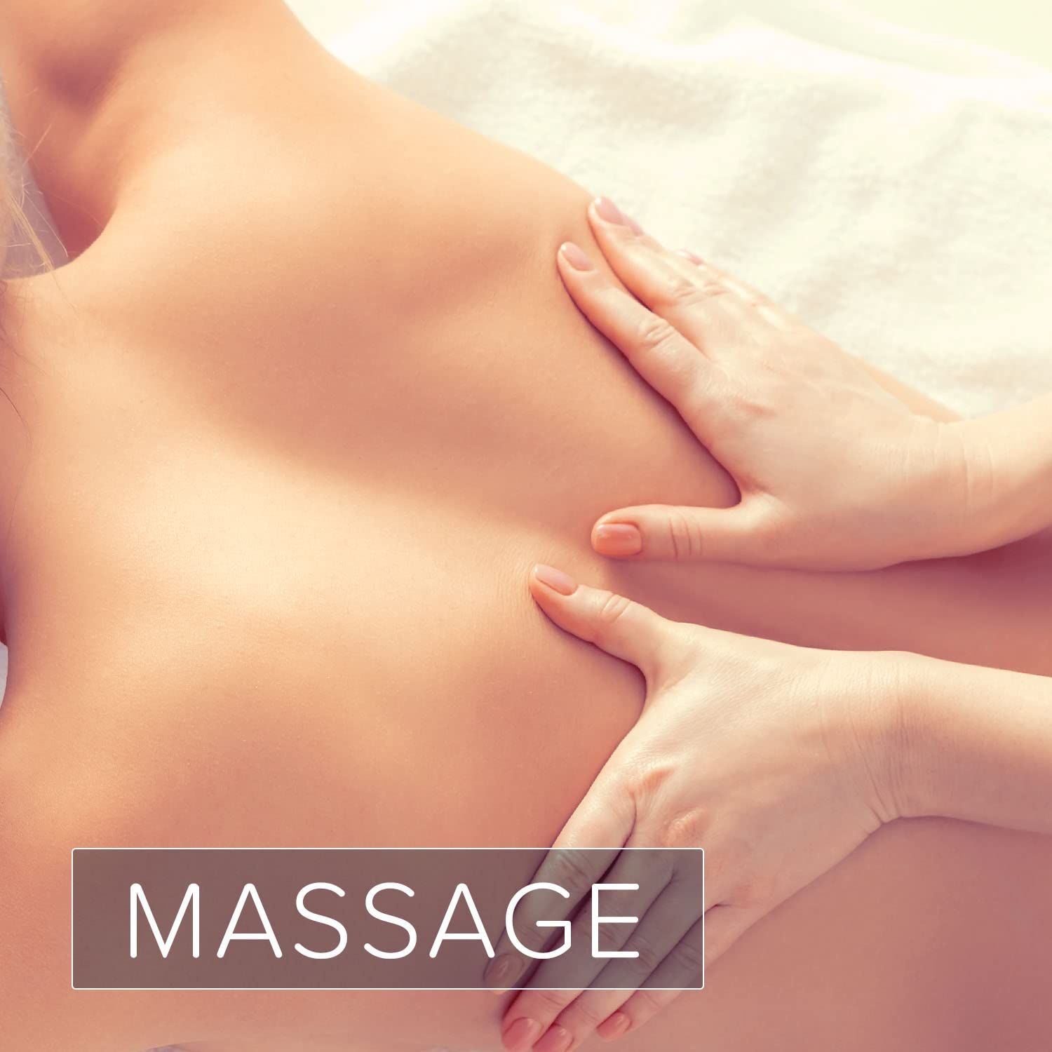 Mains massant le dos d'une personne. Texte "MASSAGE" en bas. Lit de massage. Arrière-plan flou.