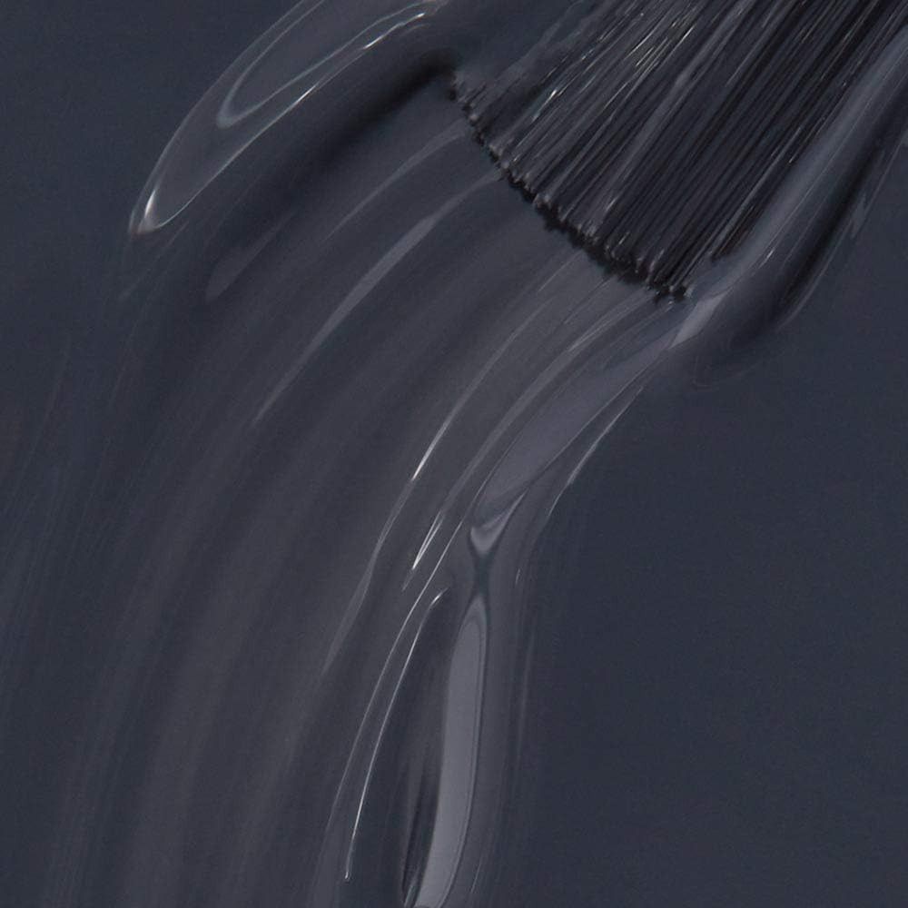 Coup de pinceau de vernis à ongles gris. Texture brillante. Gros plan.