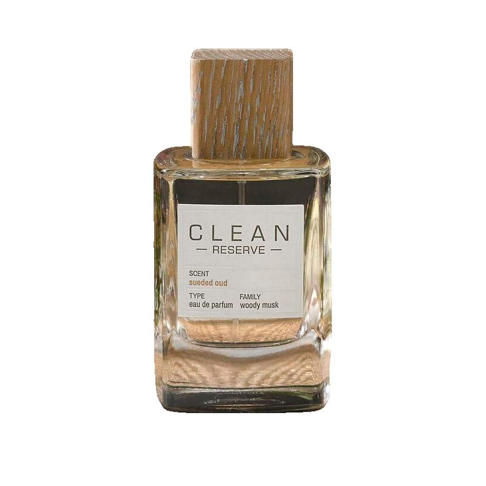 Parfumfles met houten dop. Opschrift: CLEAN RESERVE. Scent: Sueded Oud. Type: Eau de Parfum. Family: Woody Musk.