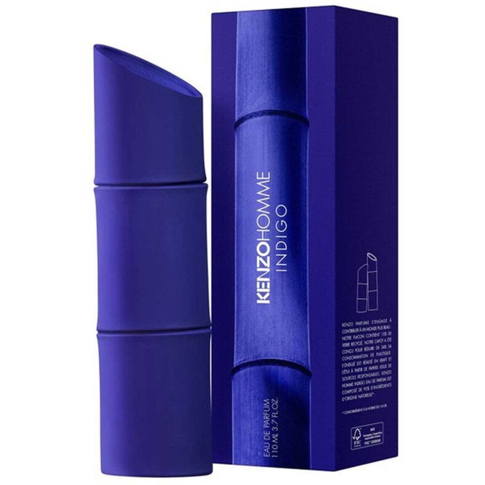 Blauwe parfumfles in bamboevorm, daarnaast verpakking met opschrift KENZO HOMME INDIGO. Fles van 110 ml.