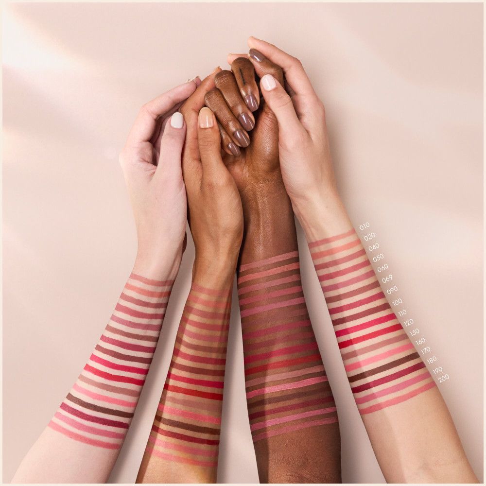 Armen met lippenstift tinten op verschillende huidtinten. Kleurenpaletten met codes.