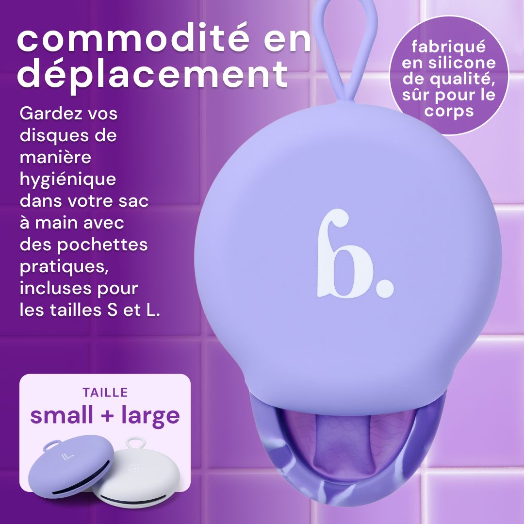 Disque menstruel violet (taille S) sur socle violet.