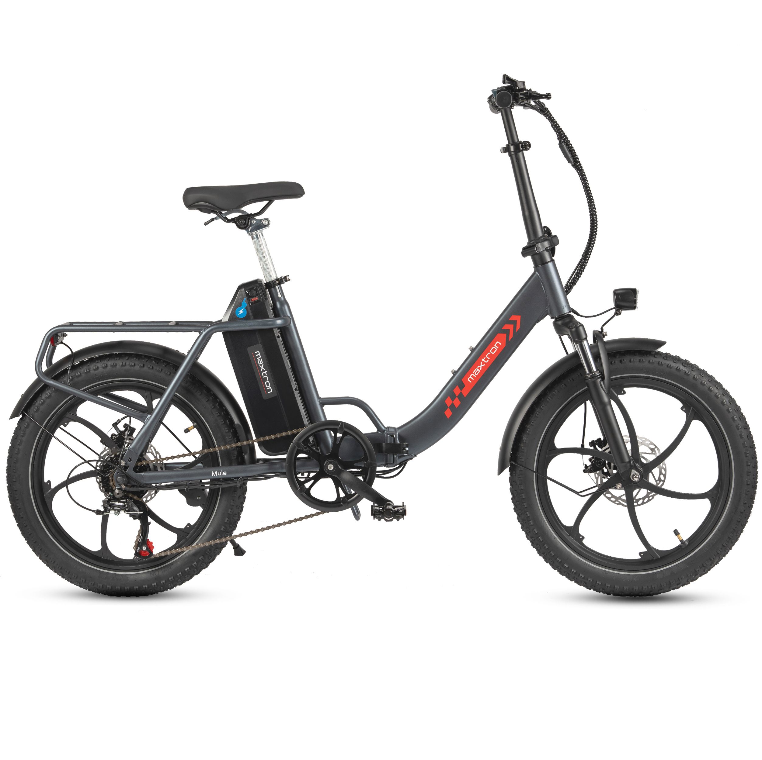 Grijze opvouwbare elektrische fiets. Zwarte banden en zadel. Accu en bagagedrager. Maxtron logo.