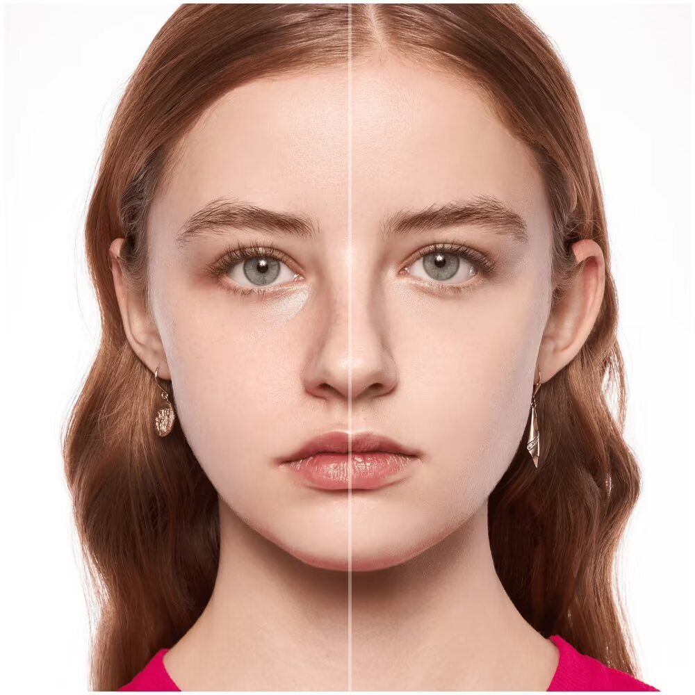 Visage d'une femme divisé en deux. Une moitié sans fond de teint, l'autre avec. Différence de teint notable.