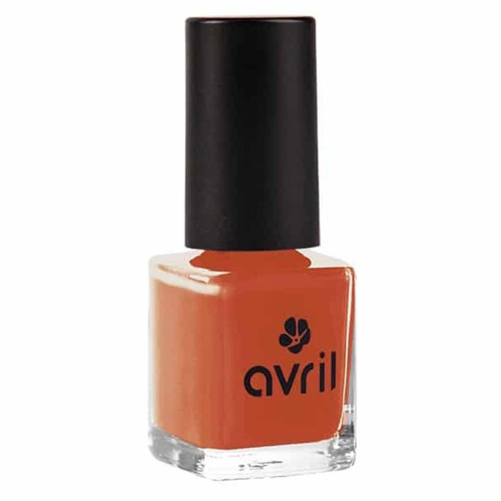 Oranje nagellakflesje met zwarte dop. Op de voorkant staat "avril".