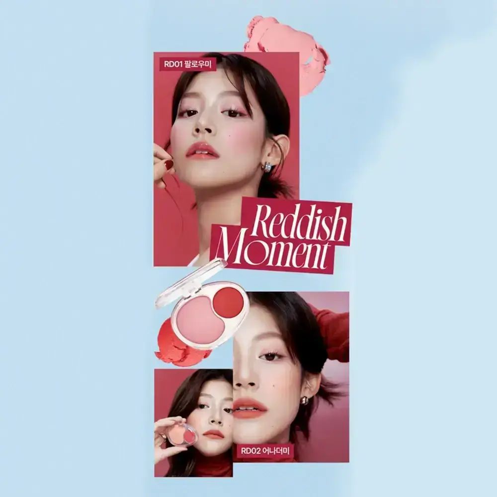 Reclamebeeld met vrouw die blush aanbrengt. FWEE Mellow Dual Blusher RD02 Another Me. Blauwe achtergrond.