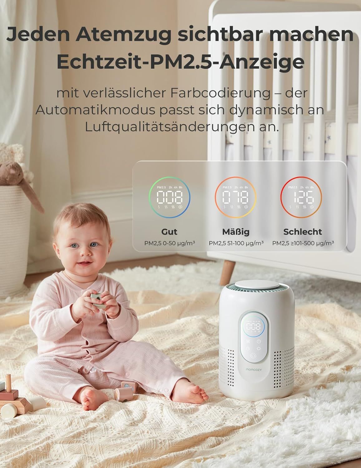 Baby zittend naast een Momcozy luchtreiniger die realtime PM2.5 luchtkwaliteit weergeeft.