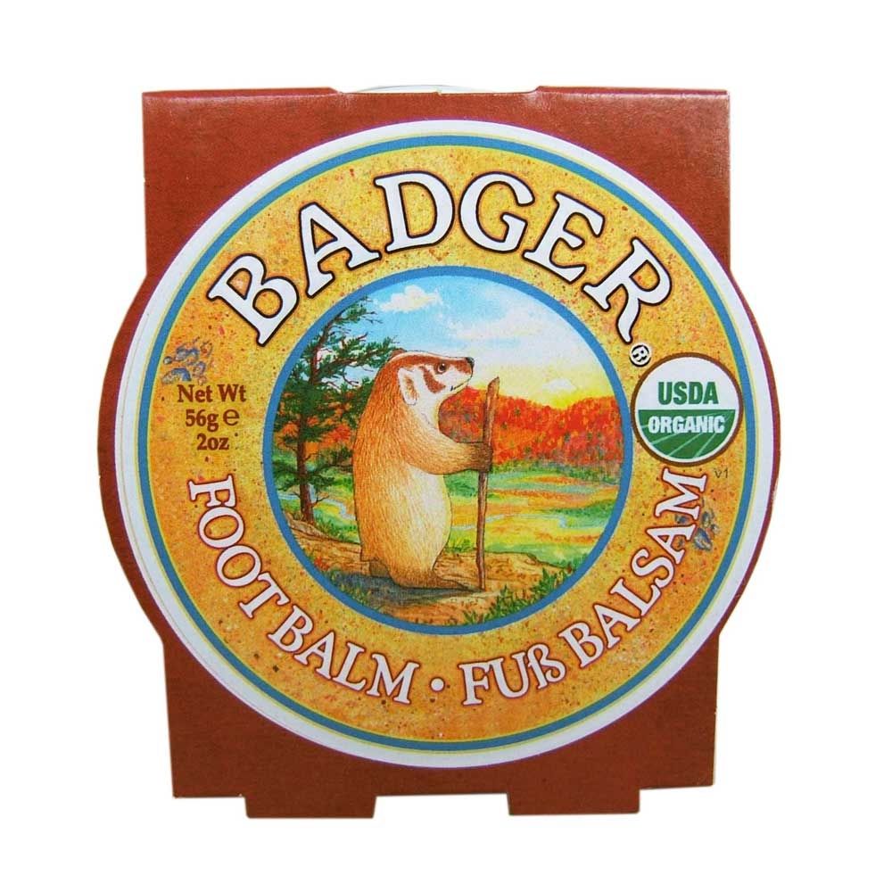 Boîte ronde avec emballage marron. Inscription : BADGER FOOTBALSAM. Image d'un blaireau avec un bâton. Sceau USDA Organic.