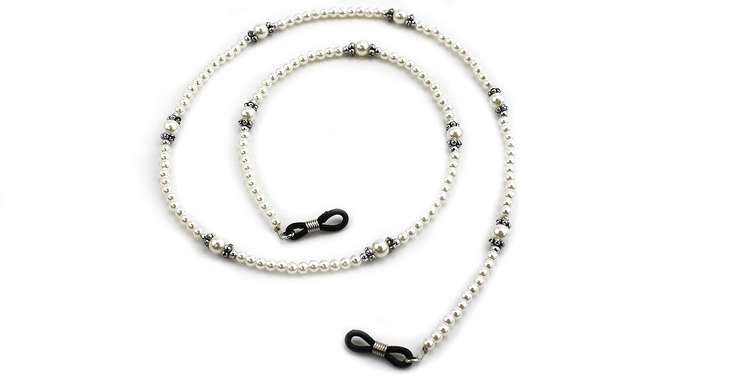 Chaîne de lunettes avec perles et accents argentés. Attaches de lunettes noires aux deux extrémités. Sur fond blanc.