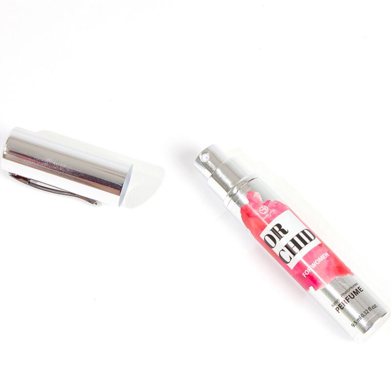 Cilindrische fles met de tekst "ORCHID FOR WOMEN". De zilveren dop ligt ernaast.