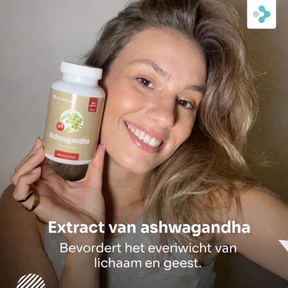Vrouw houdt een fles ashwagandha-extract vast. Opschrift: Ashwagandha-extract, 120 capsules. Daarnaast: houten kommen met poeder en wortels.