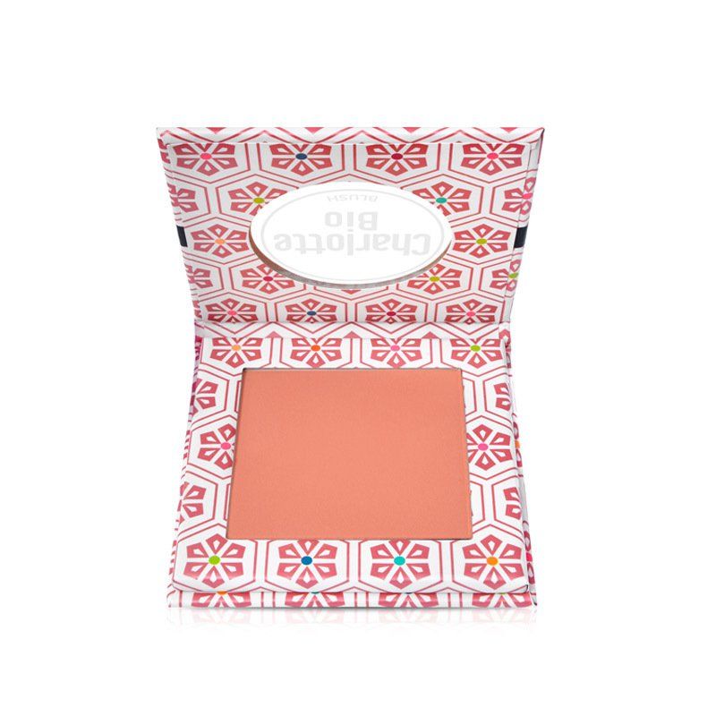 Blush compact ouvert. Poudre rose corail. Emballage à motifs floraux et inscription Charlotte Bio.