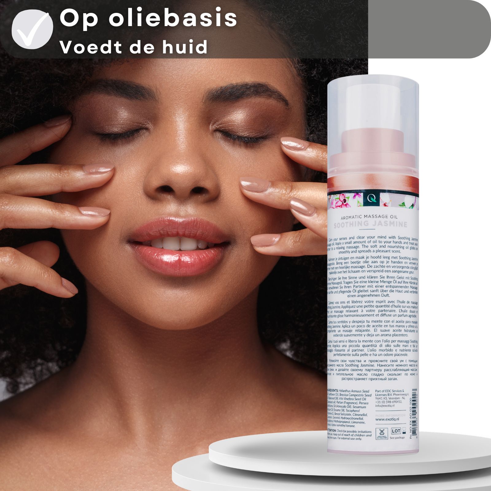Vrouw met gesloten ogen. Massageolie fles op de achtergrond. Productinformatie in het Nederlands.