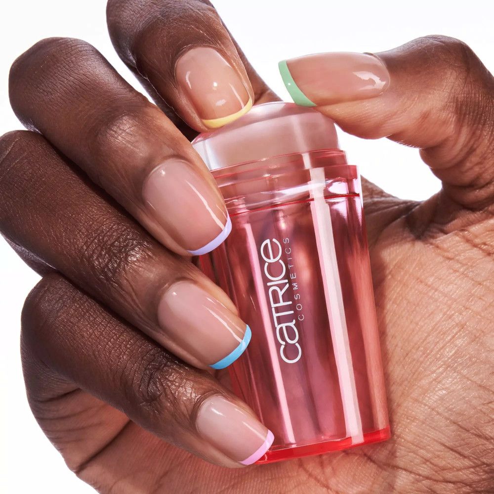 Main avec ongles French Manucure. Tampon French Mani en main. Marque Catrice.