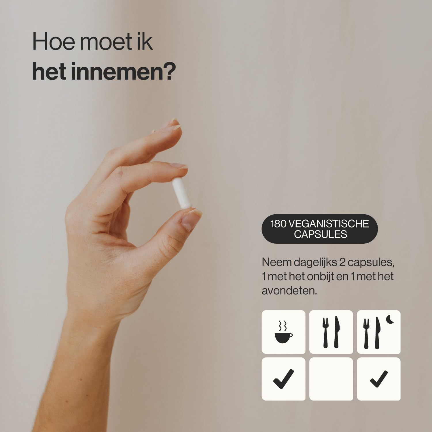 Een hand houdt een witte capsule vast. Ernaast: 180 veganistische capsules, inname-instructies en maaltijd-iconen.