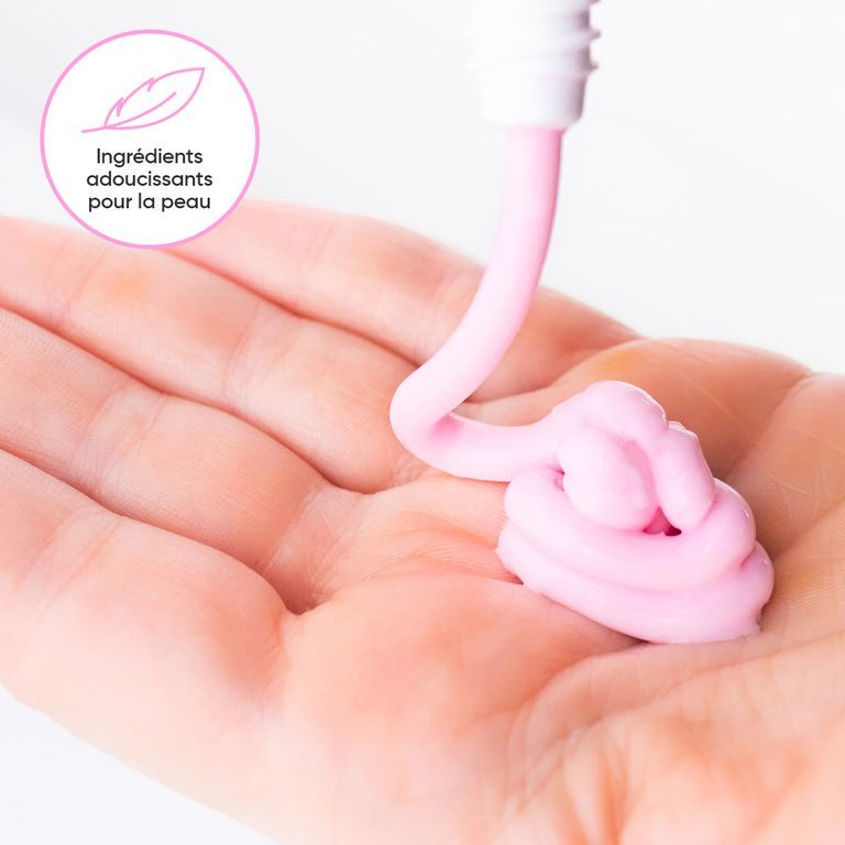 Crème pour les mains appliquée sur une paume. Icône de plume avec texte en français.