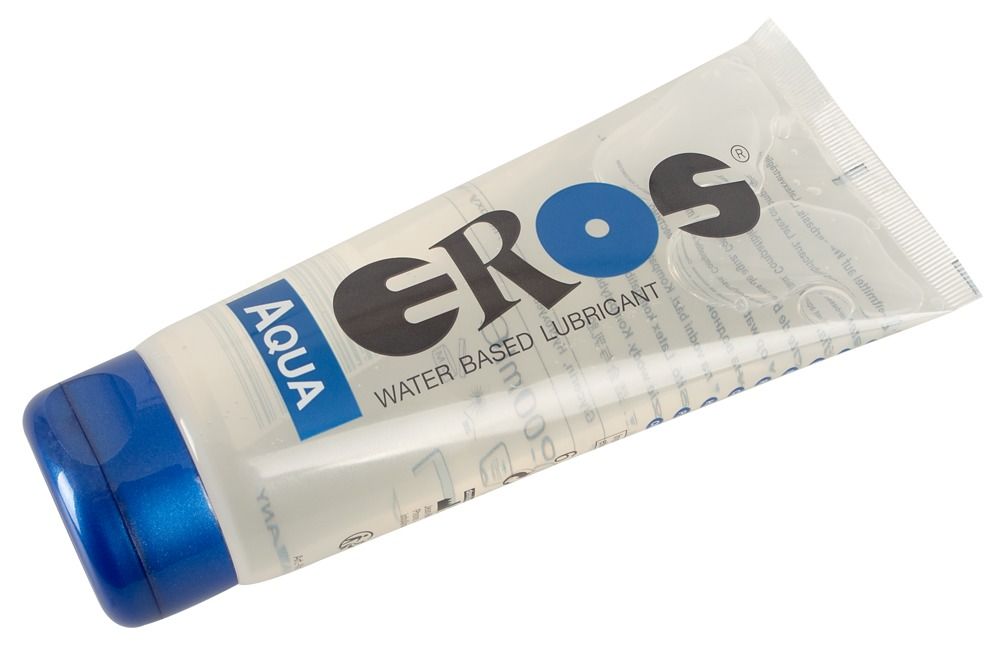 Schuin liggende tube met blauwe dop. Opschrift: EROS Aqua, glijmiddel op waterbasis.