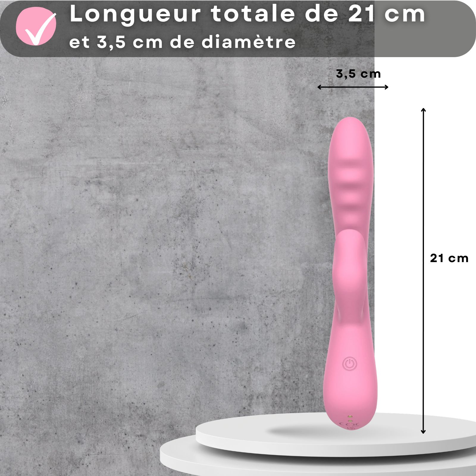 Vibrateur rose. 21cm long, 3,5cm diamètre. Sur socle. Rechargeable USB. 10 modes. Fond: mains.