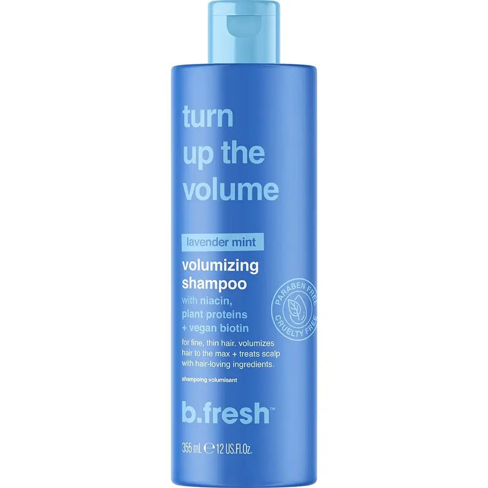 Flacon de shampooing bleu "Turn Up The Volume" de b.fresh. Contient de la niacine, du collagène végétalien et de la biotine. Sans parabène et cruelty-free.