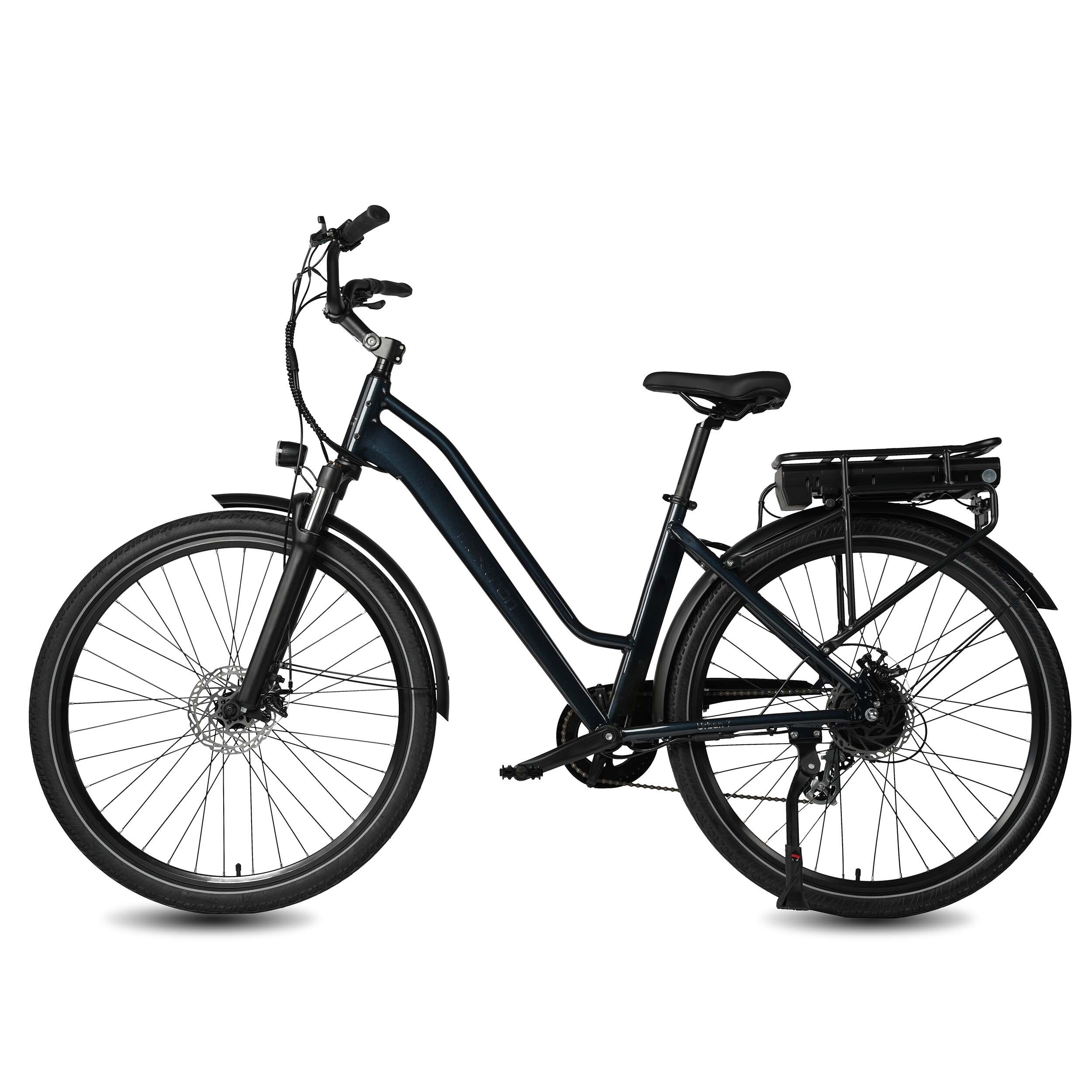 Zwarte e-bike met accu, bagagedrager, spatborden en 7 versnellingen. Maxtron-logo.