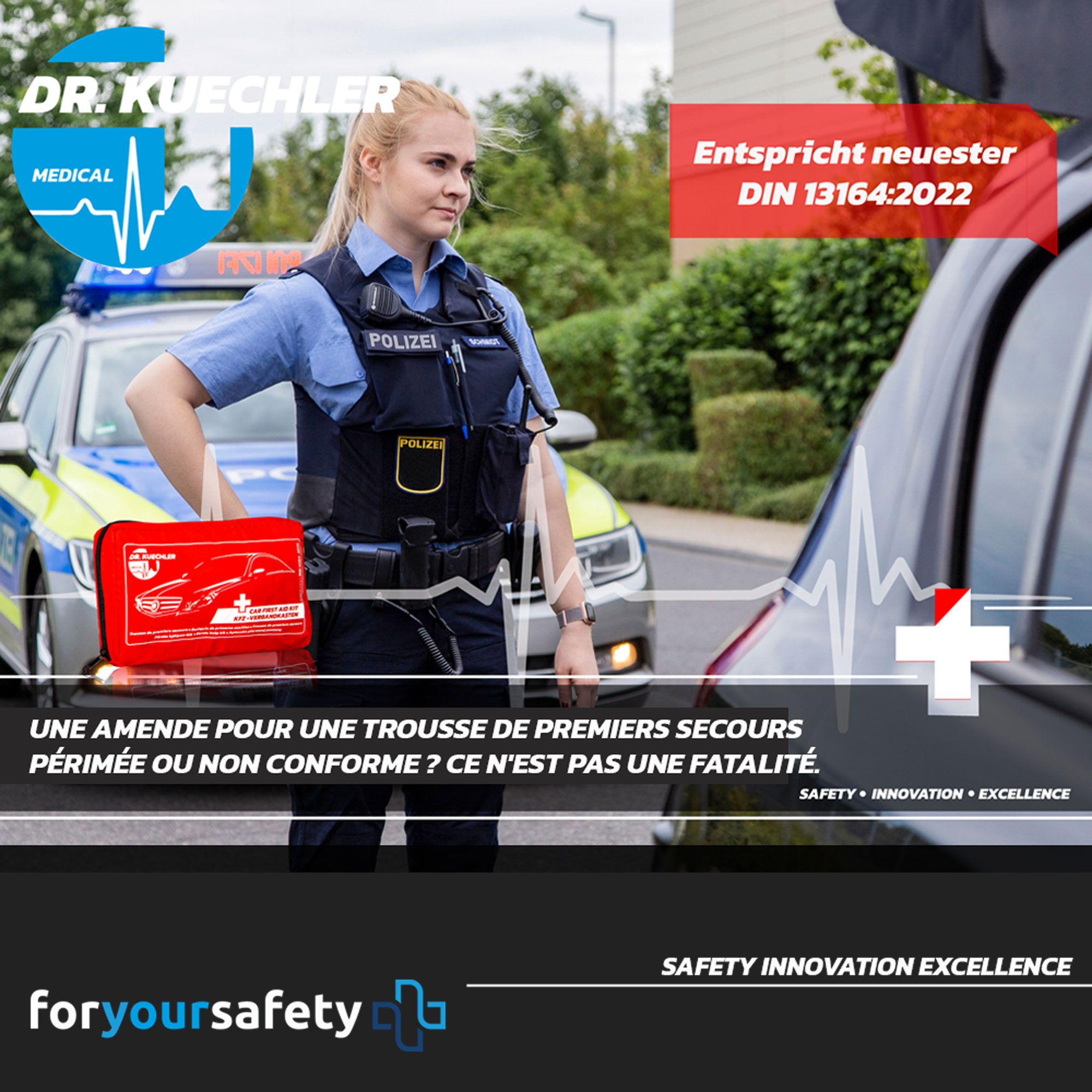 Policier à côté d'une voiture. Trousse de premiers secours rouge. Marque: Dr. Kuechler Medical. Texte: Une amende pour une trousse périmée? Ce n'est pas une fatalité.