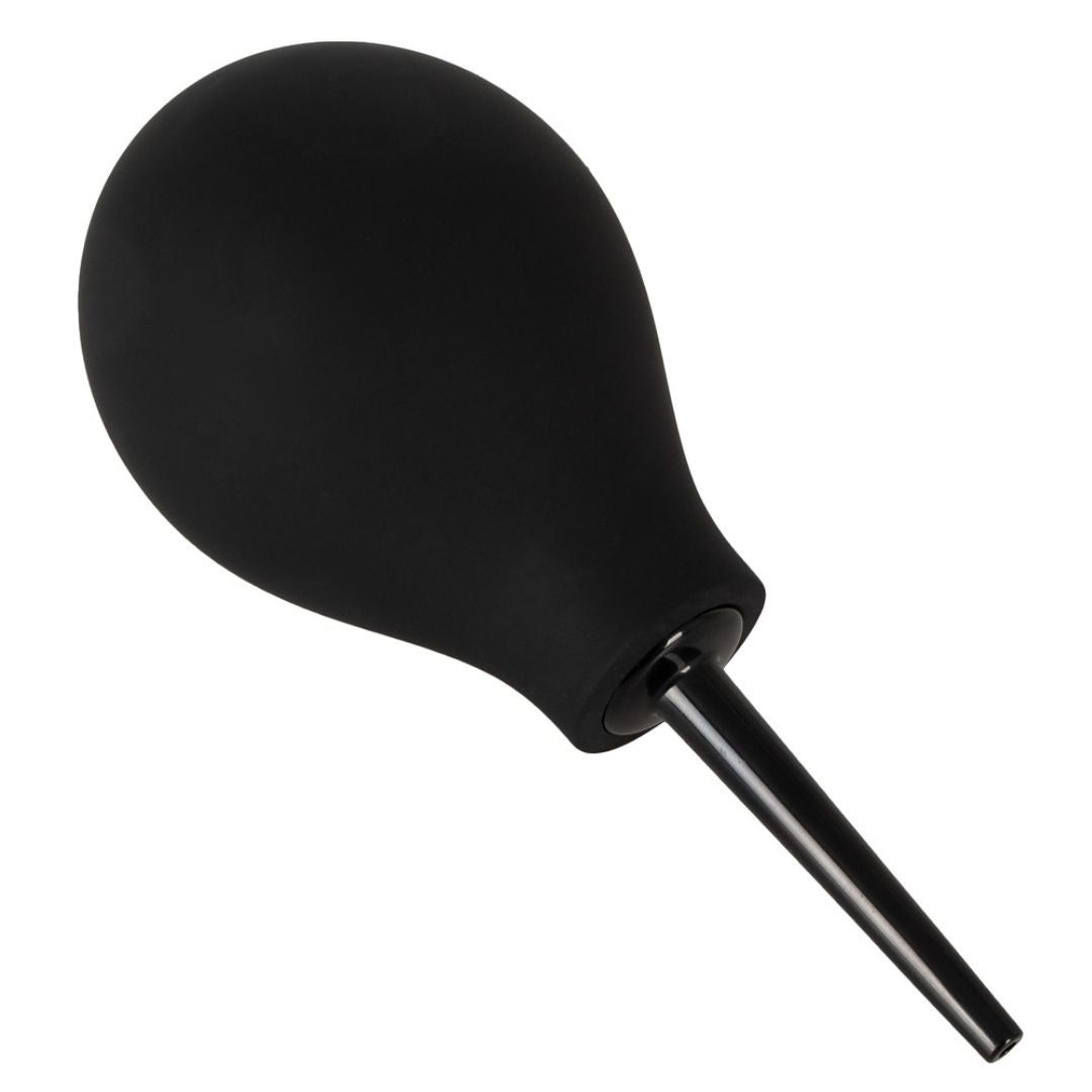 Poire à lavement noire, vue oblique. Corps en forme de poire, embout conique.