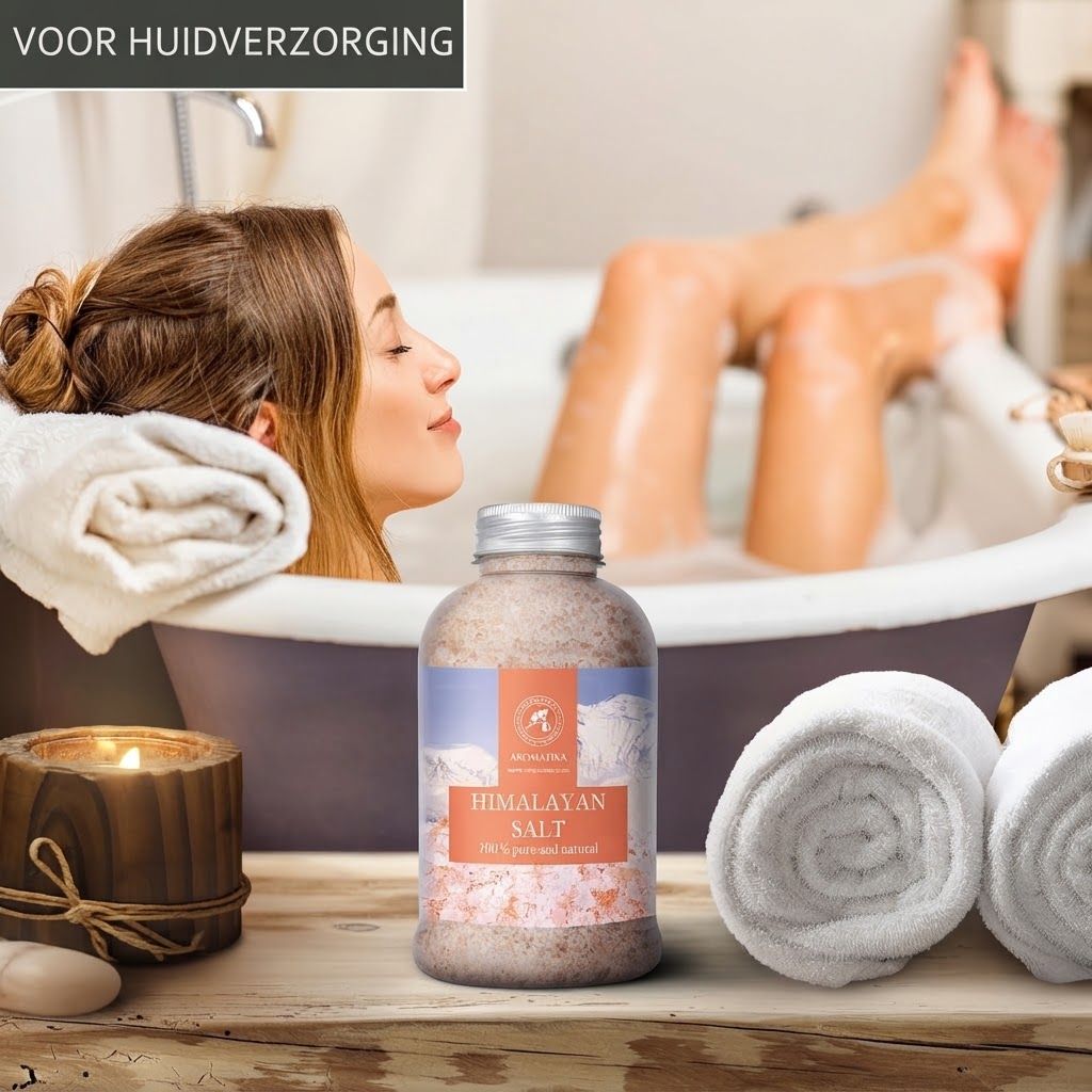 Een vrouw ontspant in een badkuip naast een pot met Himalaya zout.