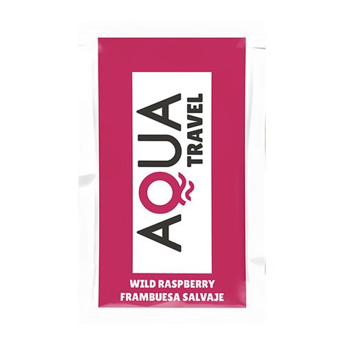 Sachet avec logo AQUA Travel et texte WILD RASPBERRY. Design rose et blanc. Emballage produit.