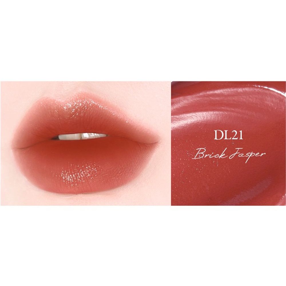 Lèvres avec gloss DL21 Brick Jasper. Texte à droite : DL21 Brick Jasper. Teinte : brique.