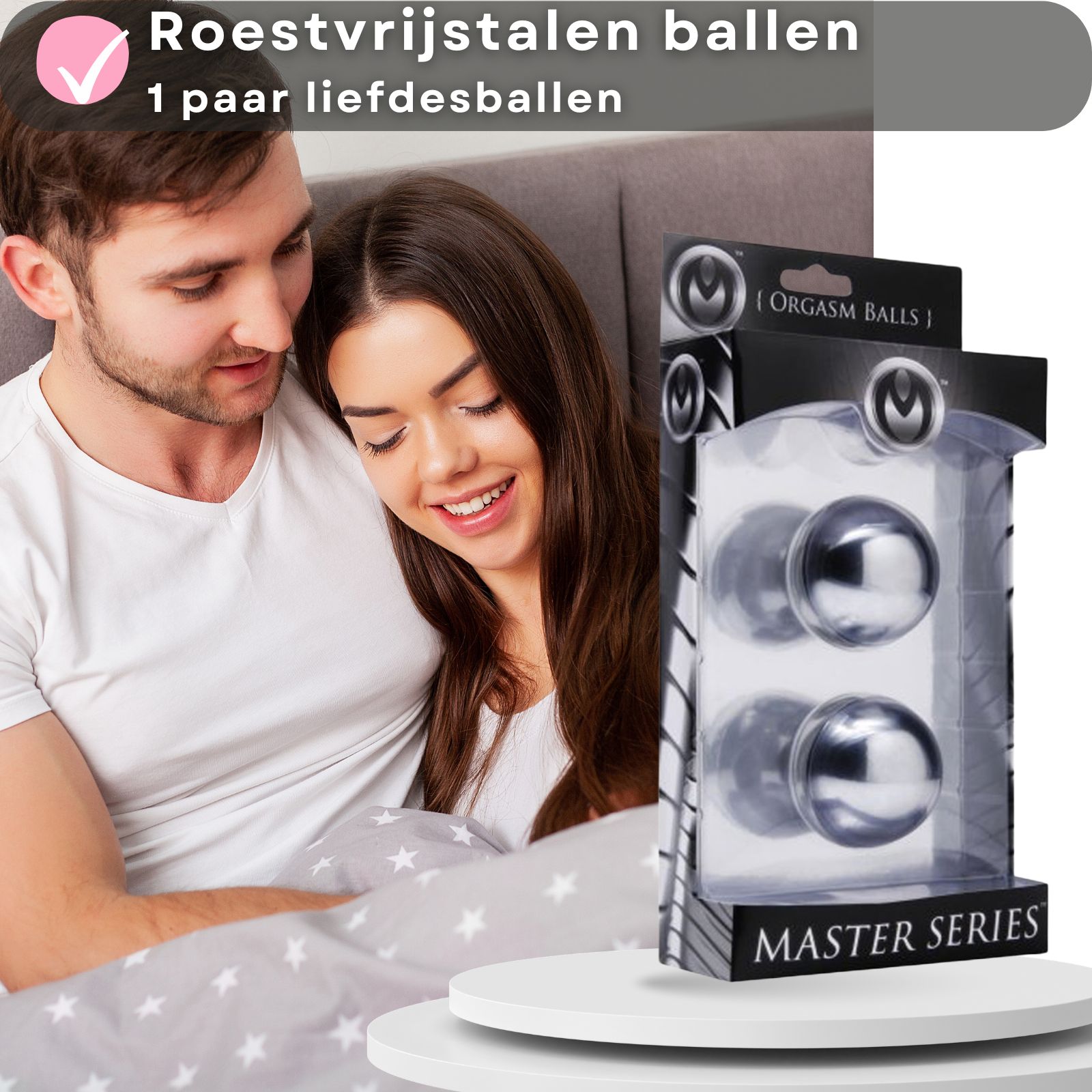 Twee metalen ballen in verpakking. Koppel in bed. Tekst: roestvrijstalen ballen, Master Serie.