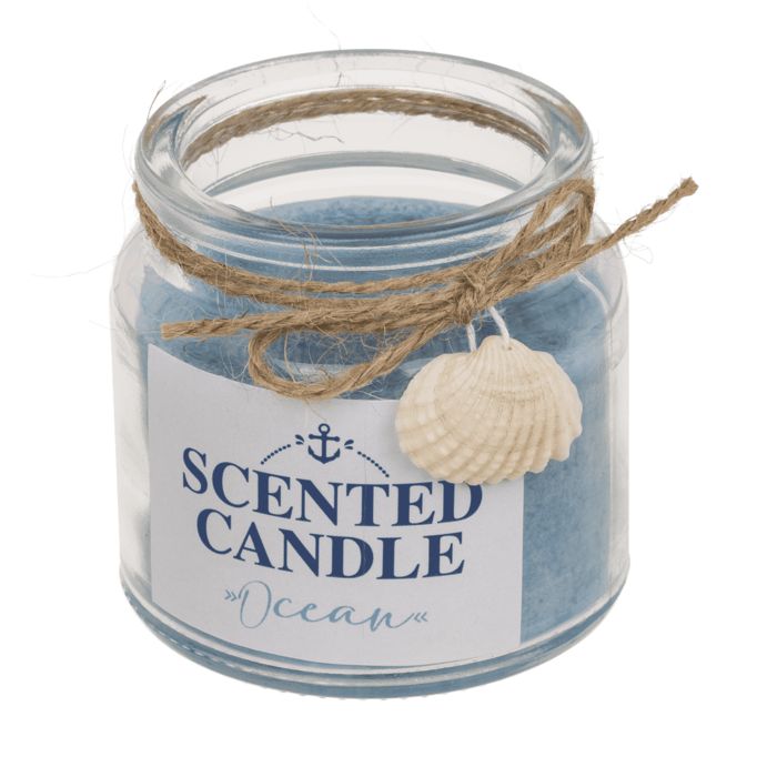 Bougie parfumée en verre. Cire bleue, étiquette avec ancre et texte "SCENTED CANDLE Ocean". Décorée d'un coquillage et cordon.
