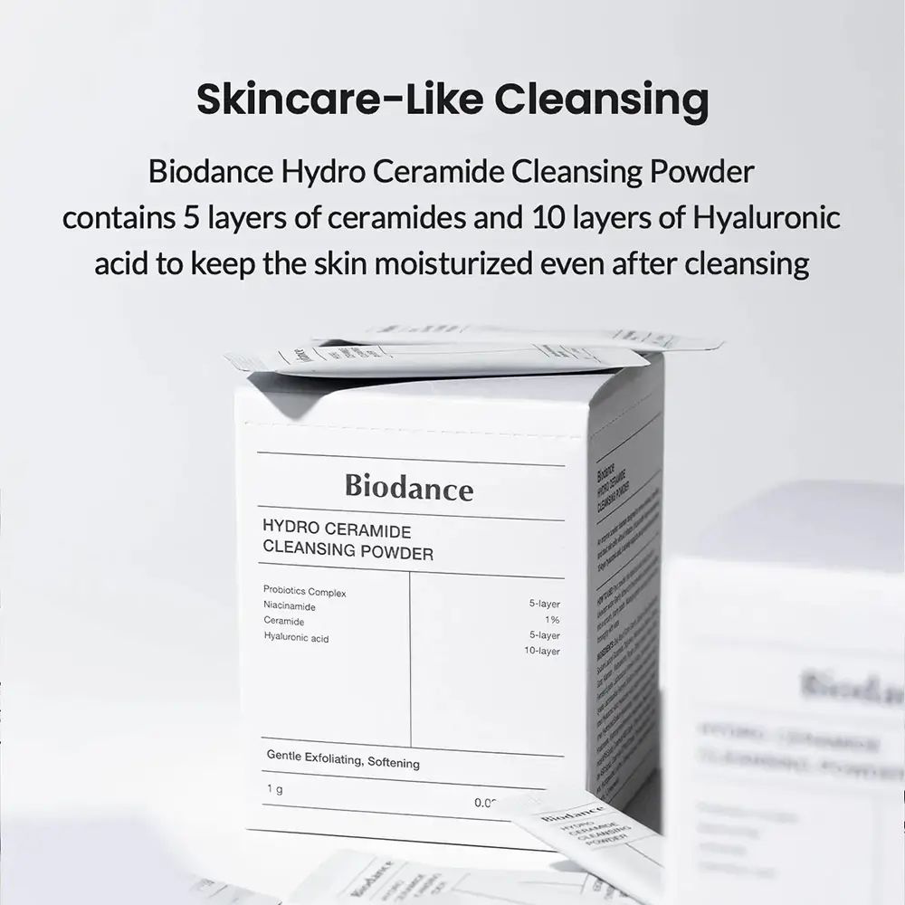 Emballage et sachet individuel de poudre nettoyante. Inscription : Biodance Hydro Ceramide Cleansing Powder. Texte.