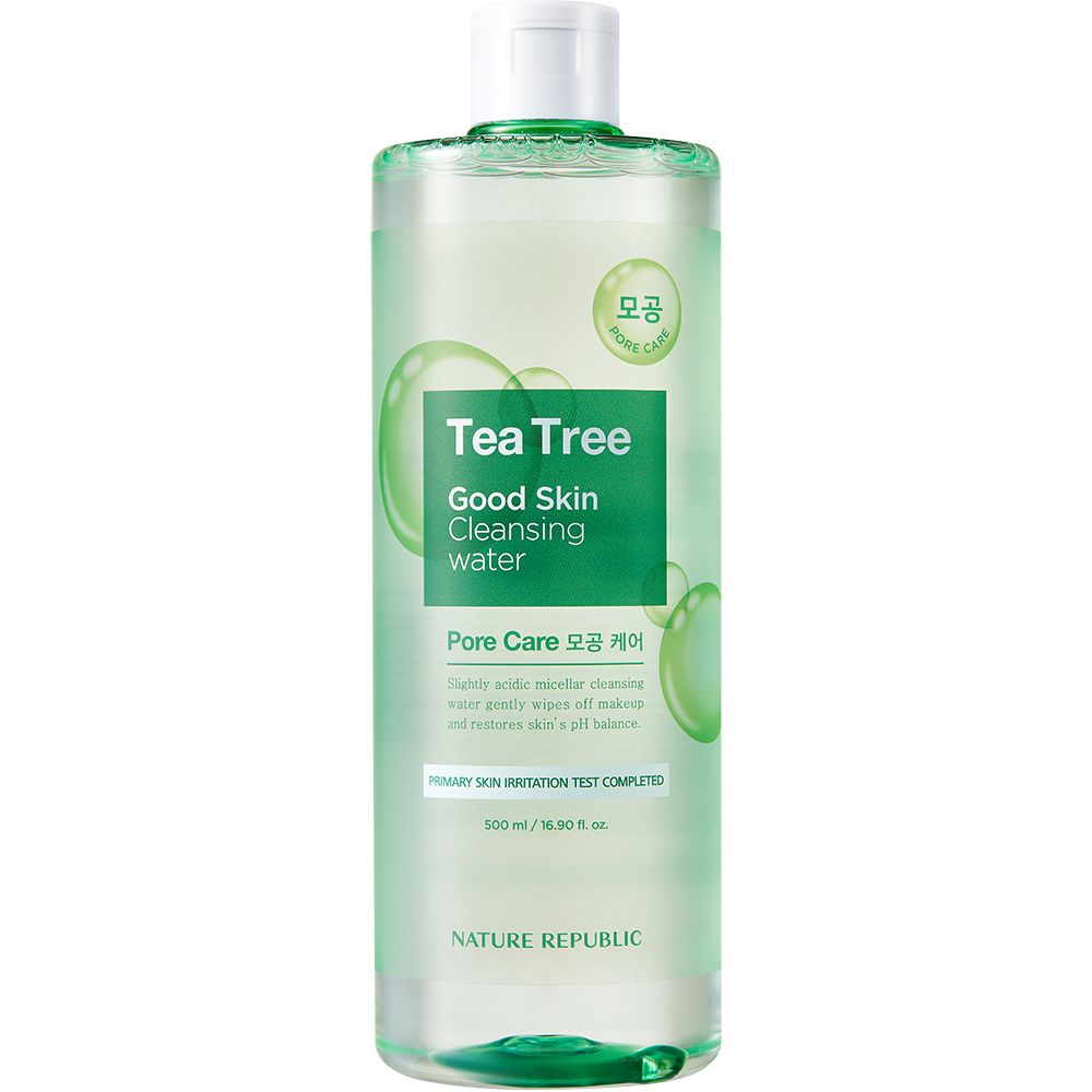 Flacon transparent avec étiquette verte. Inscription: Tea Tree Good Skin Cleansing Water. Bouchon vert. Fond blanc.