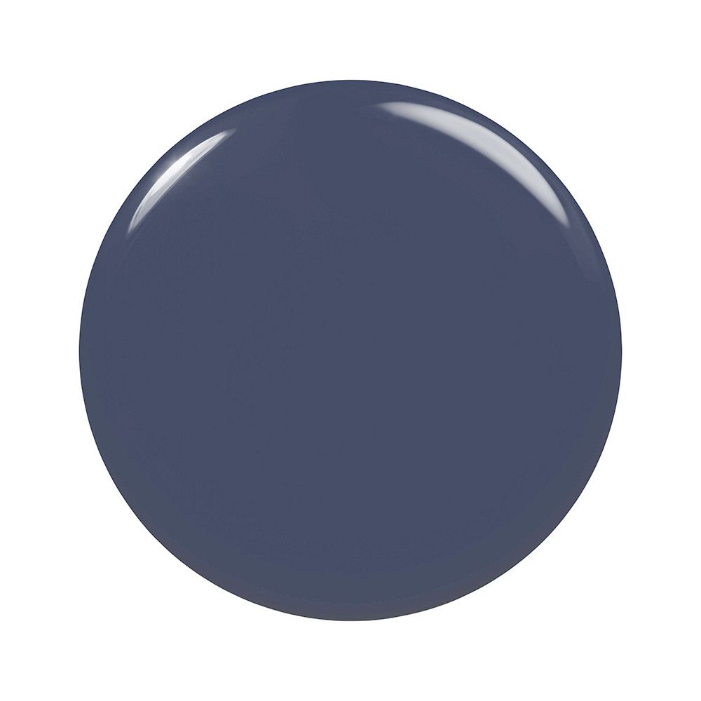 Ronde vlek blauwe nagellak. Glanzend oppervlak. Op witte achtergrond.