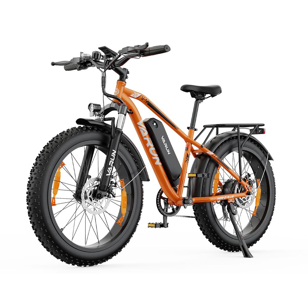 Oranje VARUN M26-2 Plus elektrische mountainbike met zwarte accu, bagagerek en brede banden. Zijaanzicht.
