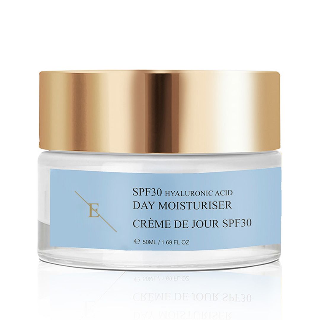 Dagcrème potje met gouden deksel. Opschrift: SPF30 Hyaluronic Acid Day Moisturiser, Crème de Jour SPF30. Licht label.
