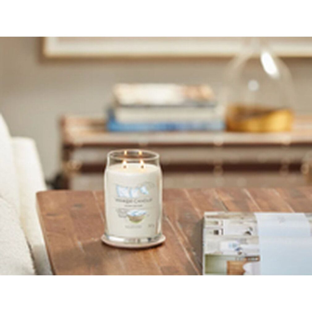 Yankee Candle-kaars op een tafel. Kaars in glazen pot met deksel. Opschrift 'Clean Cotton'. 567 g.