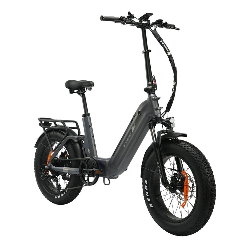 Vélo électrique pliable gris avec pneus noirs et accents orange. Il possède un porte-bagages et des freins à disque hydrauliques.