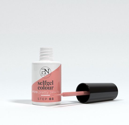Flacon de vernis à ongles avec pinceau et bouchon noir. Inscription: PN, Selfgel Colour, N19 Pretty Peachy, Step 03.