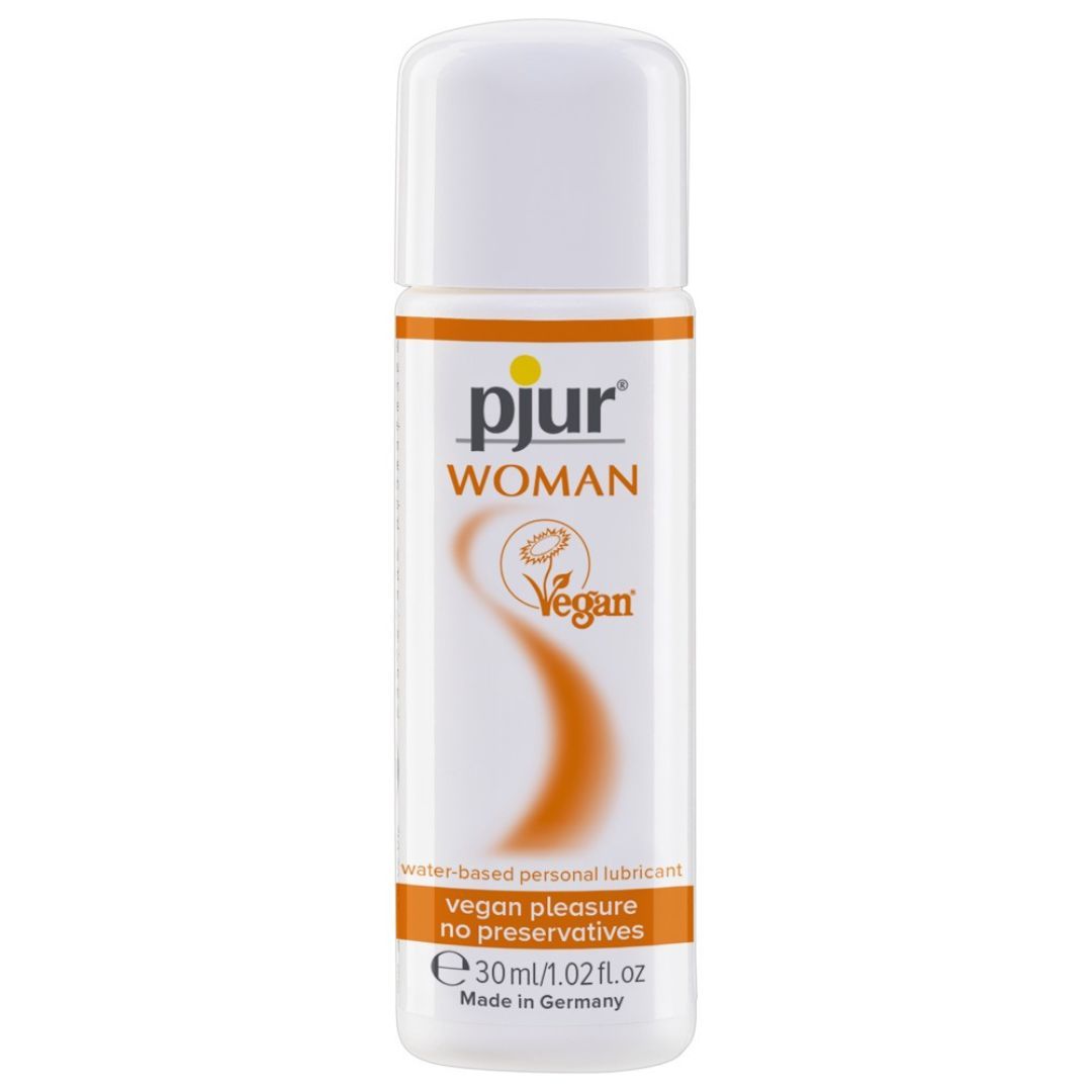 Flacon blanc avec bouchon blanc. Inscription : pjur WOMAN, logo Vegan, ligne orange. Texte : Lubrifiant à base d'eau, sans conservateur. 30 ml.