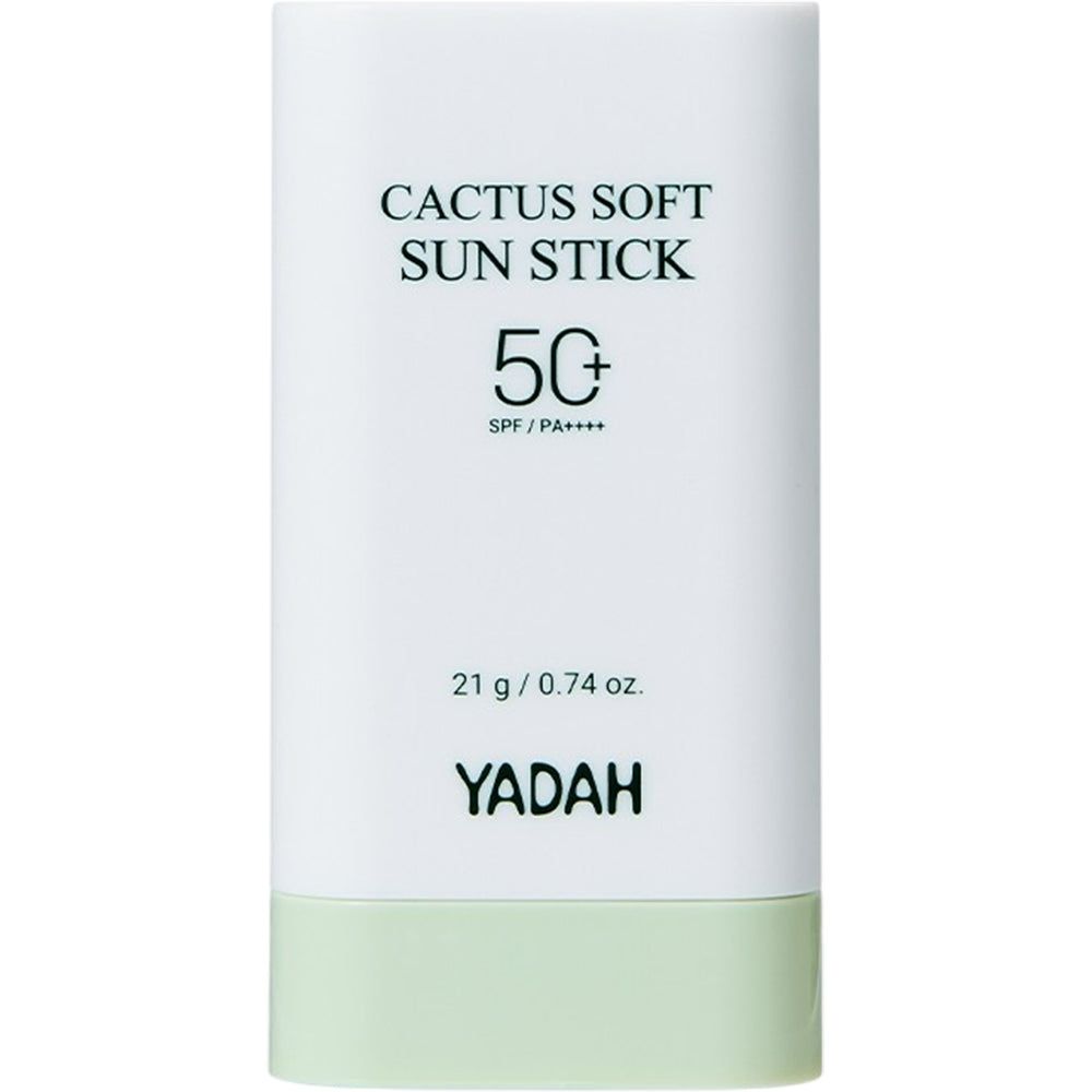 Een witte zonnebrandstick met groene onderkant. 'CACTUS SOFT SUN STICK 50' en 'YADAH' staan erop.