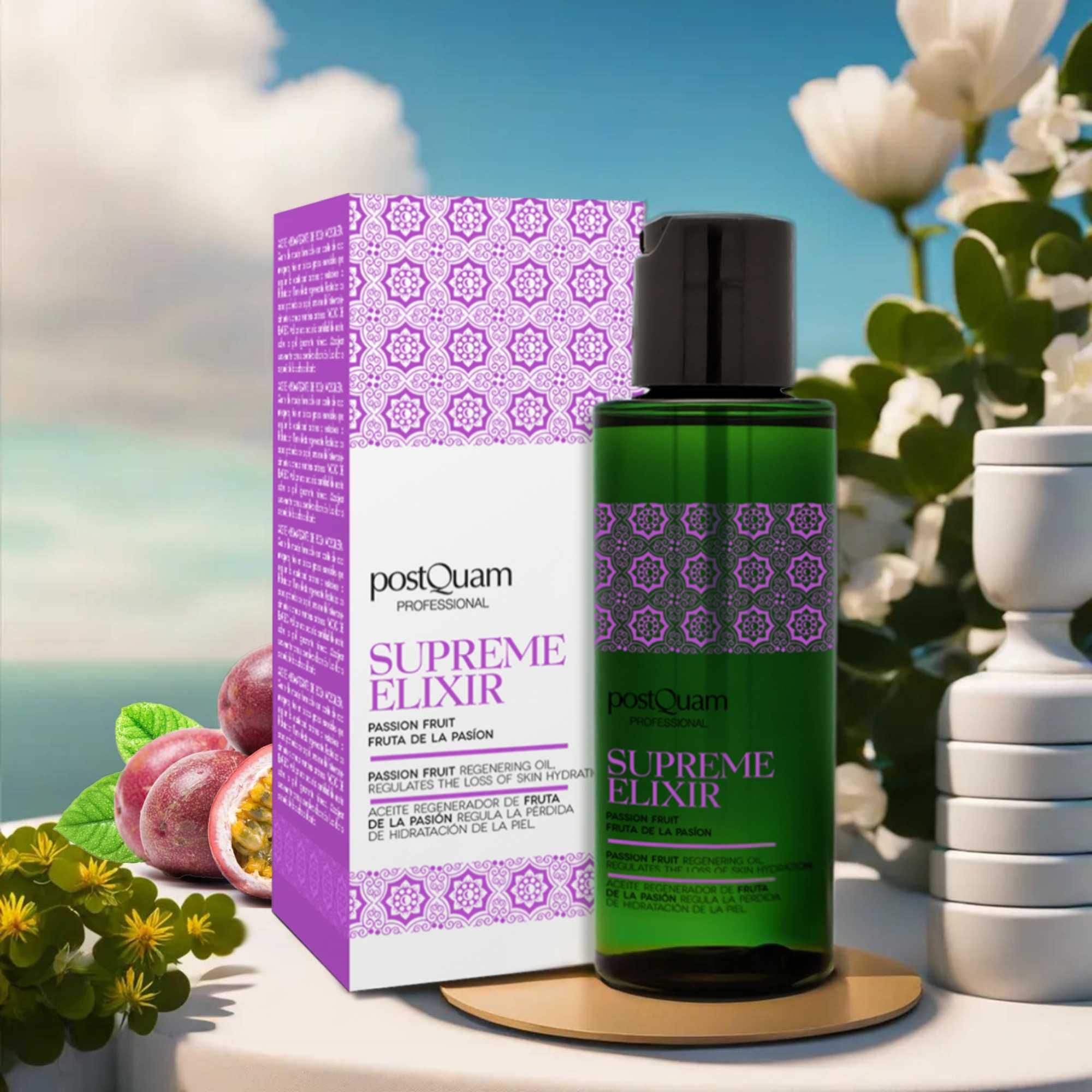 Groene fles met zwarte dop en paars etiket, naast een paarse doos. Tekst: Supreme Elixir, Passion Fruit. Op tafel met fruit.