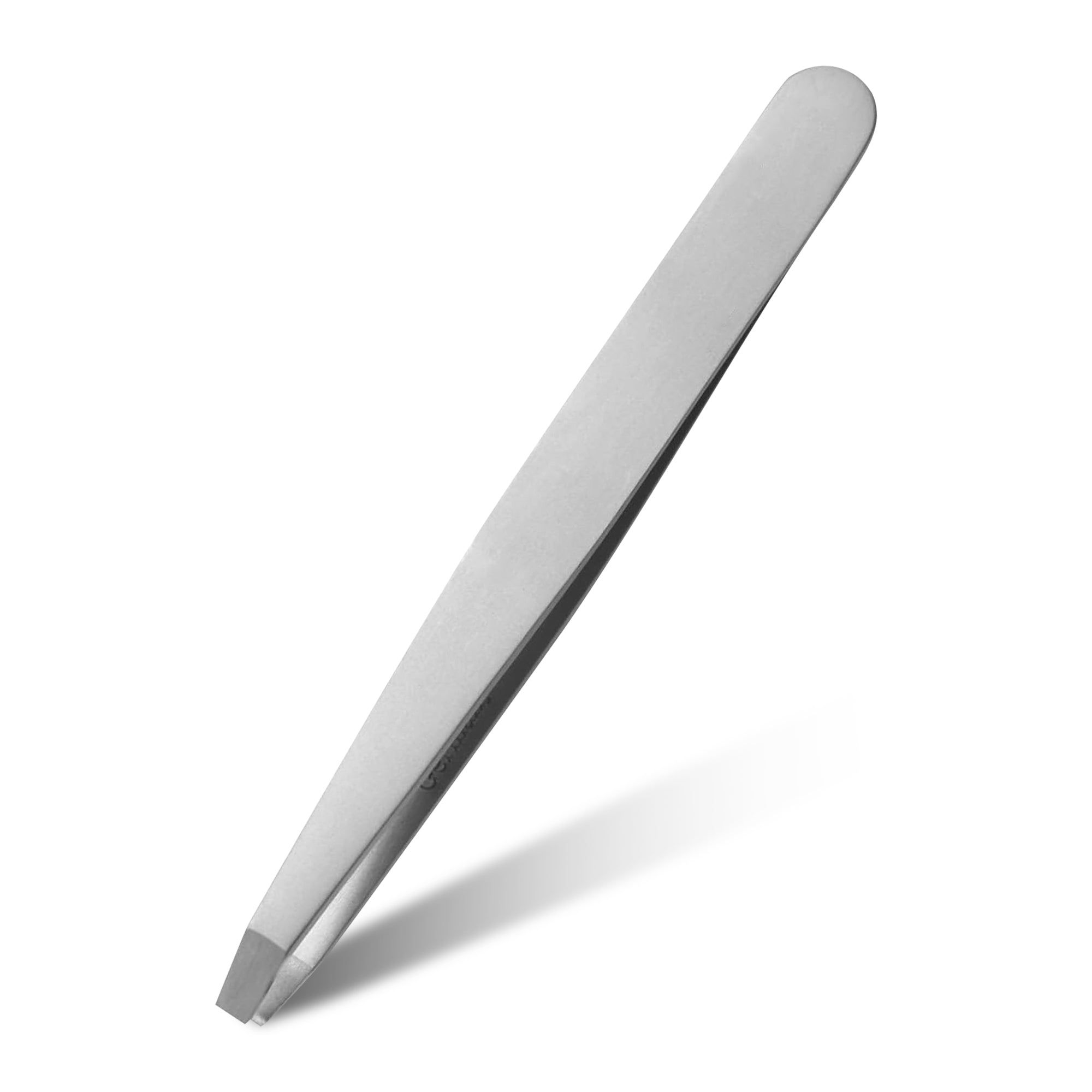 Pince à épiler coudée en métal. Forme plate et étroite, extrémité arrondie. Surface de préhension biseautée.