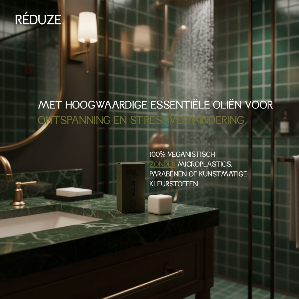Badkamer met groene tegels, spiegel, doucheblokje en doos. Tekst: RÉDUZE, 100% vegan.