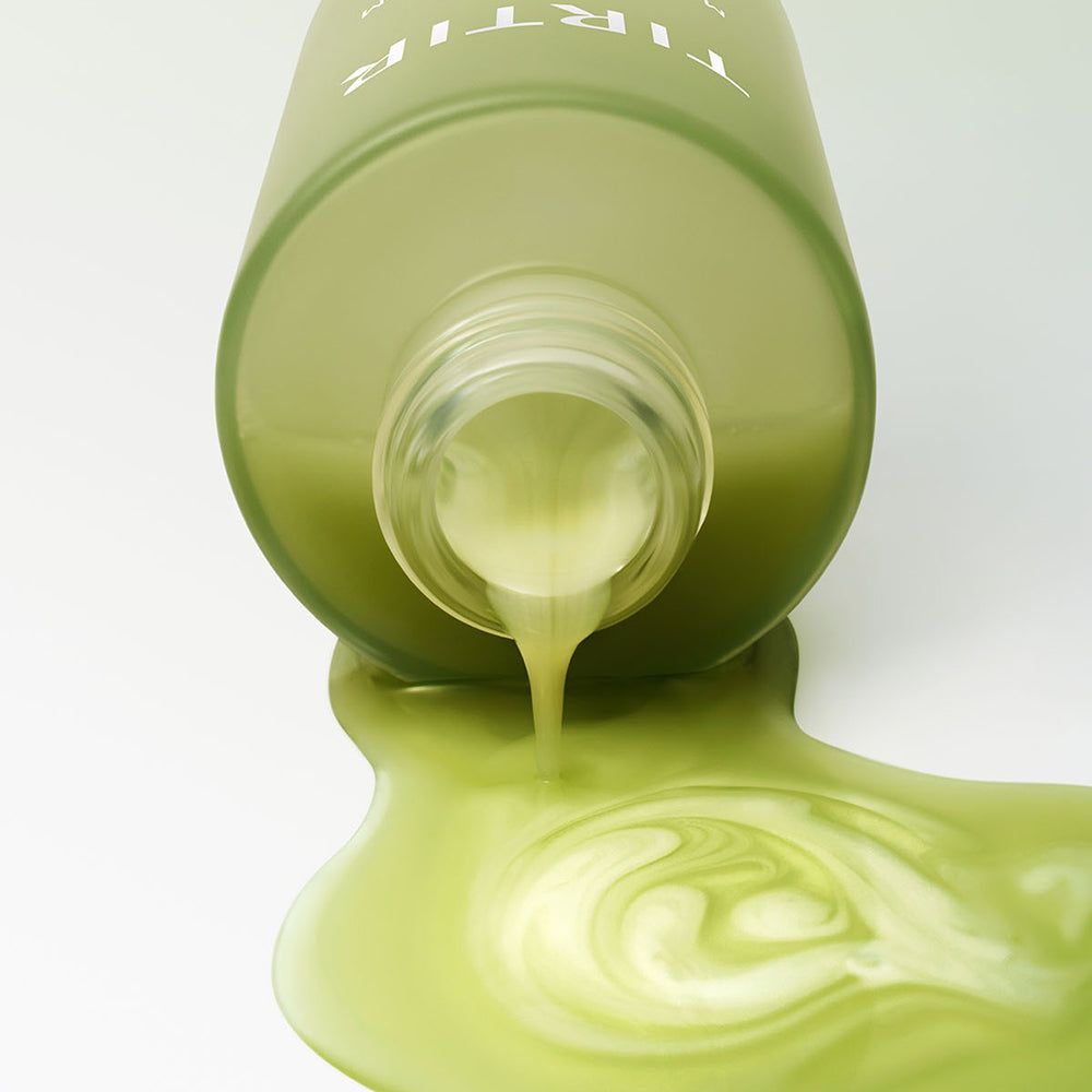 TIRTIR Matcha Dual Serum, sérum coulant d'une bouteille inversée.