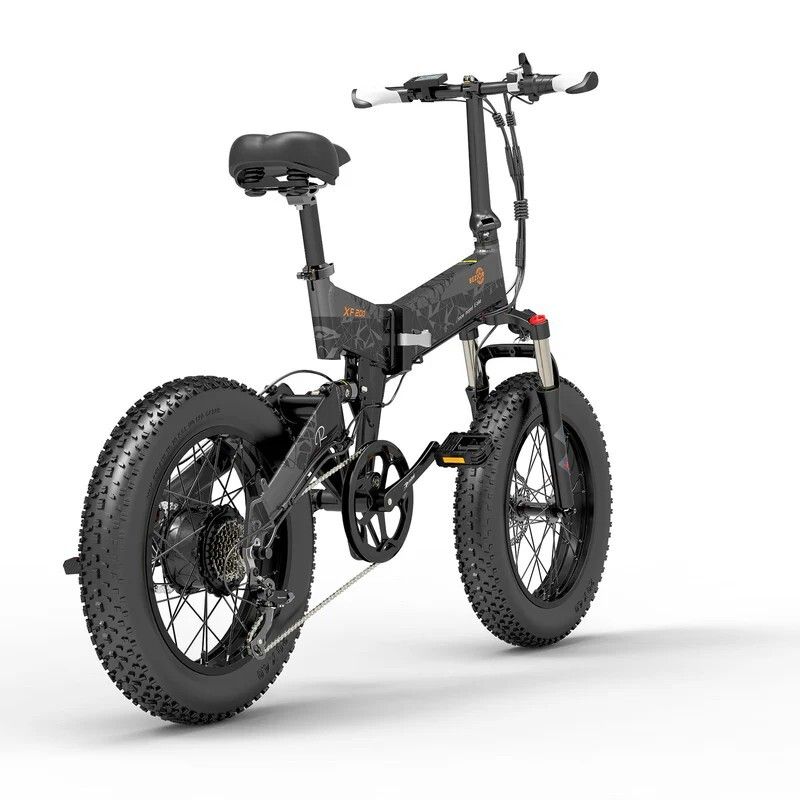 Opvouwbare elektrische fiets. Zwart frame, brede banden, zadel. Details: ketting, schijfremmen, pedalen. Achteraanzicht.