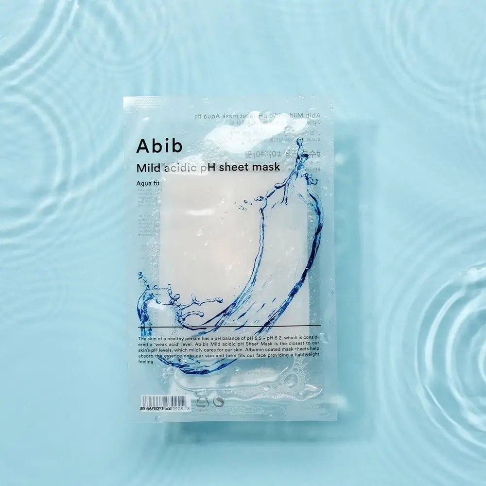 Emballage de masque facial ABIB Milde Säure pH Aqua Fit. Film transparent avec nom du produit et motif d'eau. Fond: eau avec des vagues.