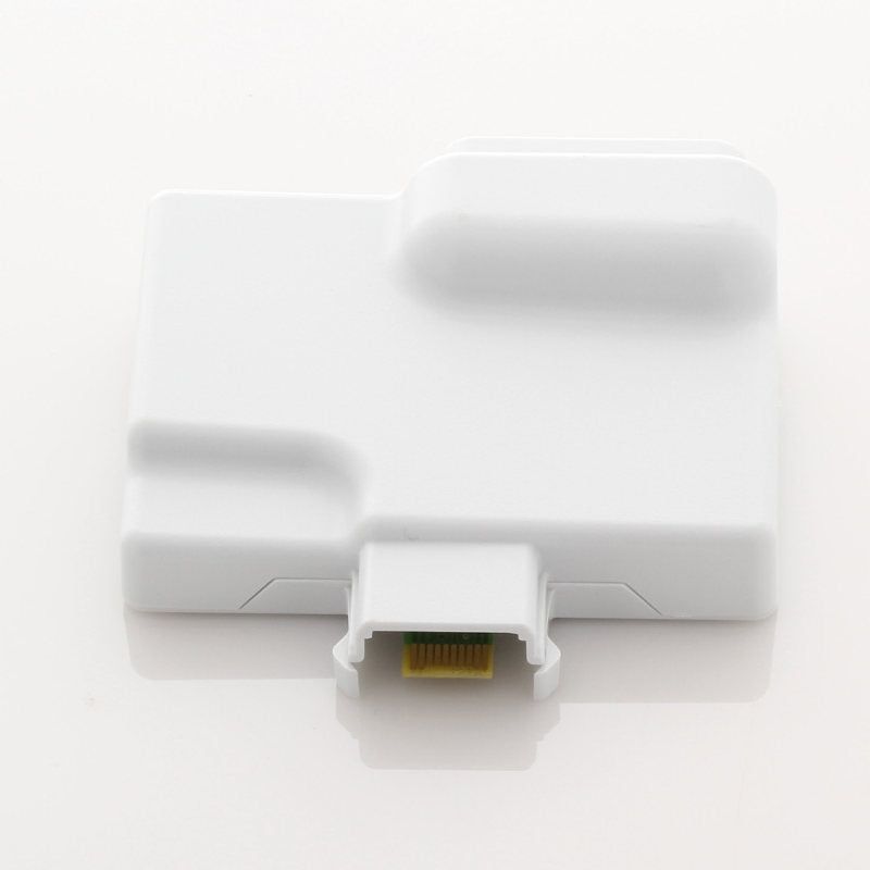 Arrière d'un module blanc avec un connecteur pour carte de circuit imprimé.